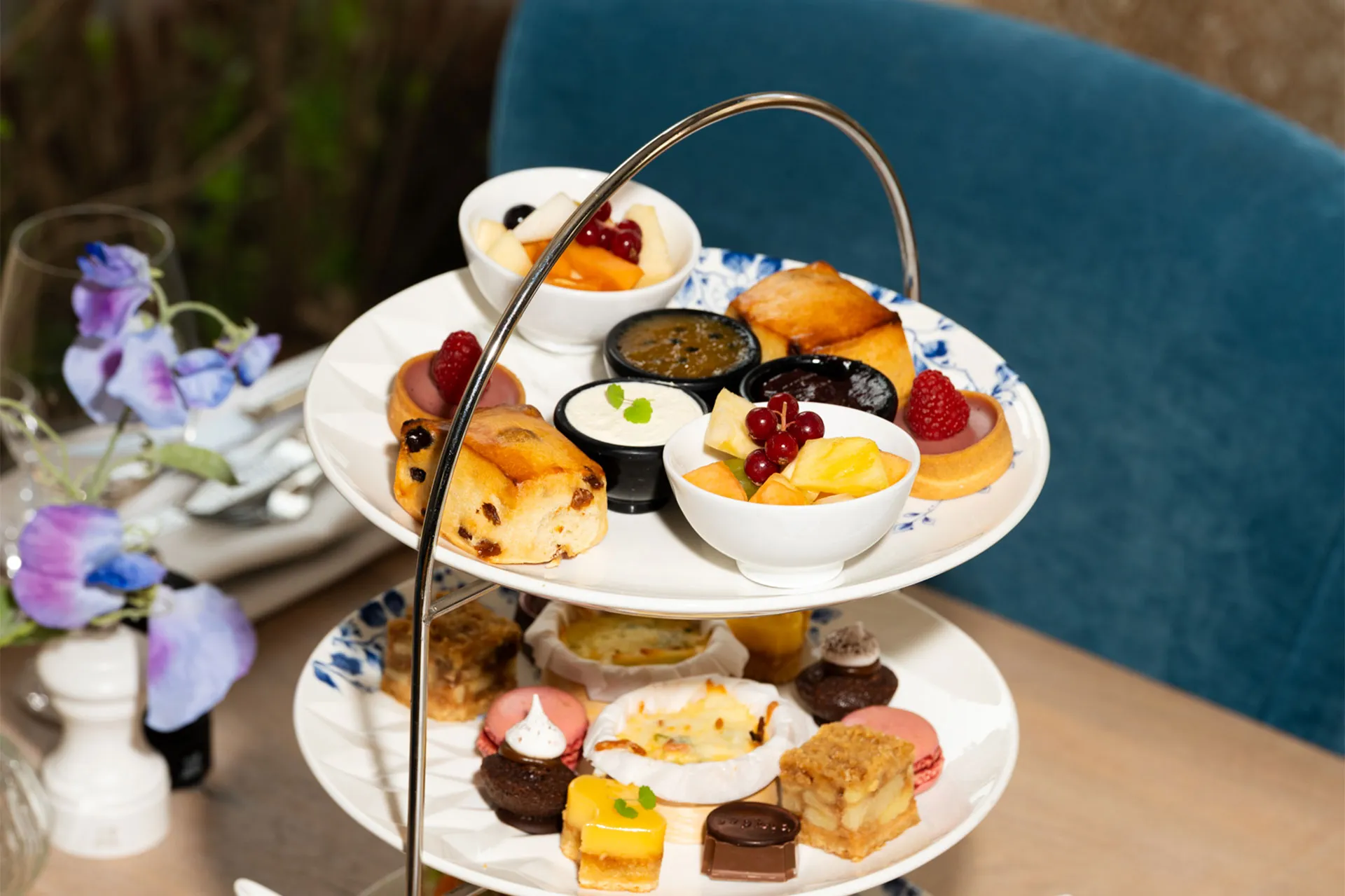 Etagere vol hartige en zoete lekkernijen bij Restaurant Sophia