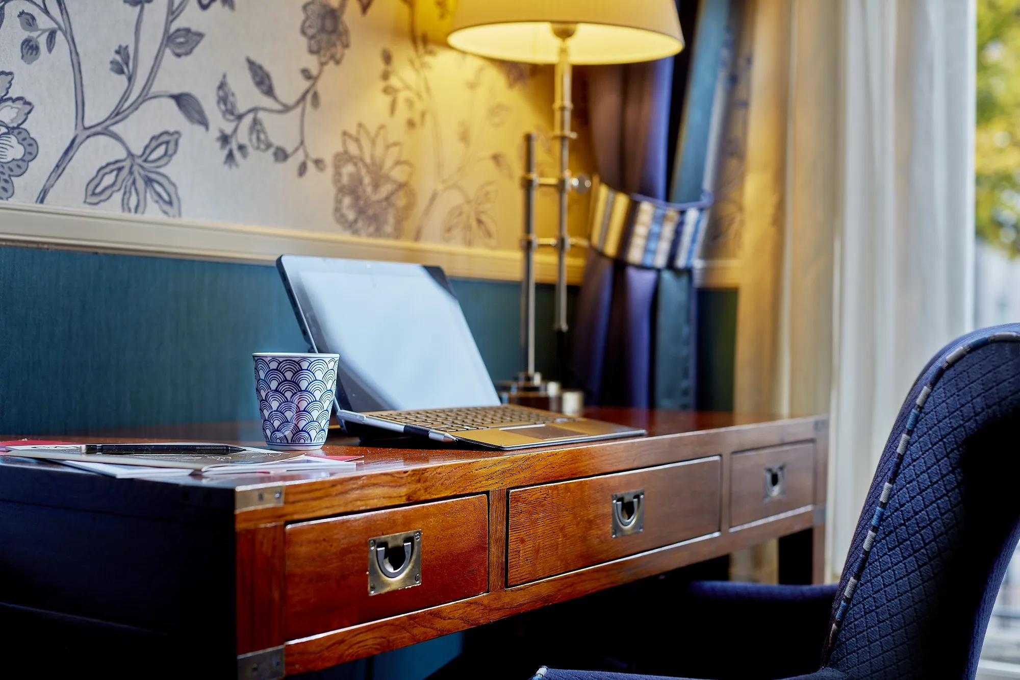 Carlton Ambassador Residence Room met bureau en laptop