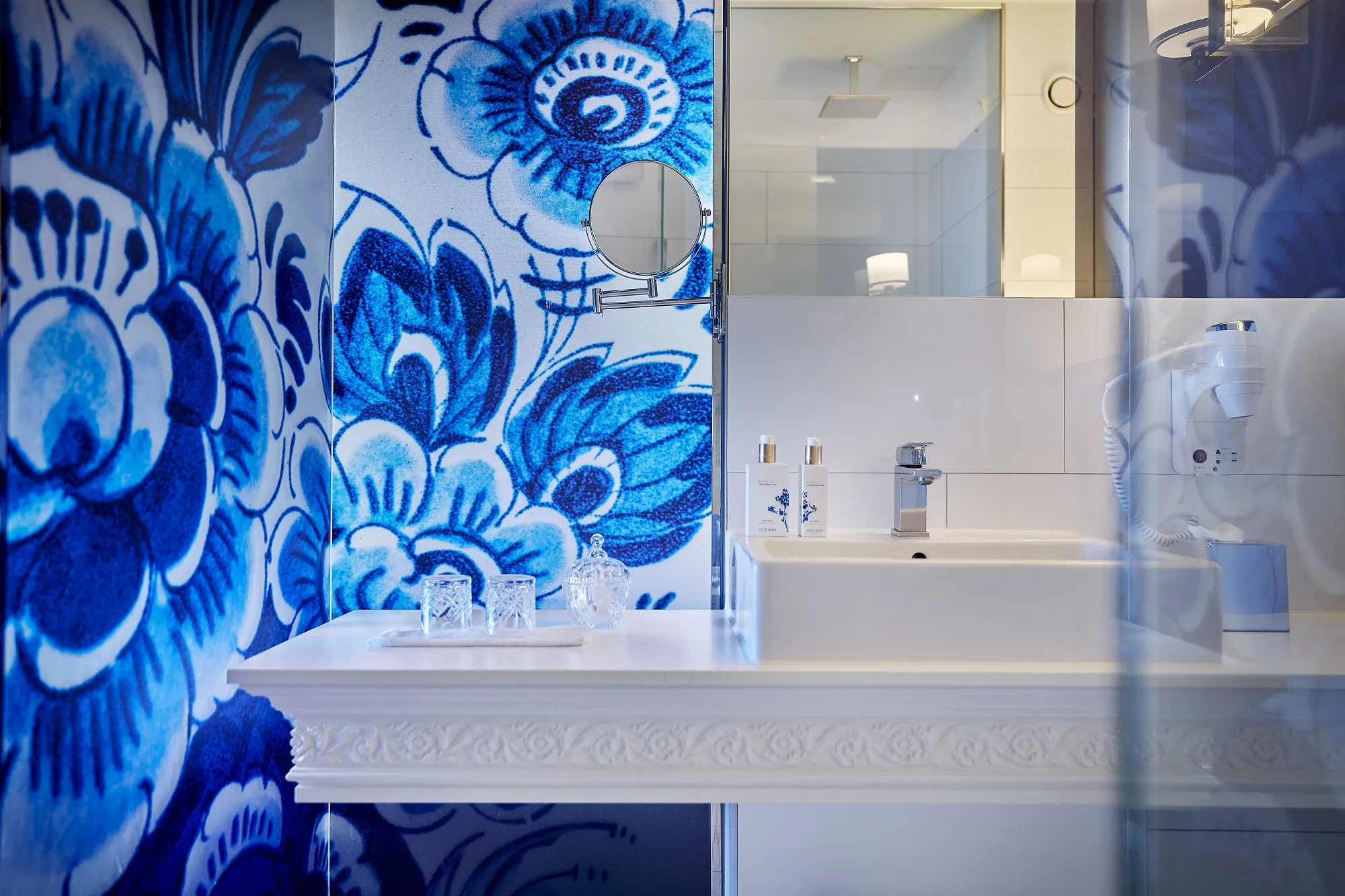 Carlton Ambassador Residence Room design badkamer