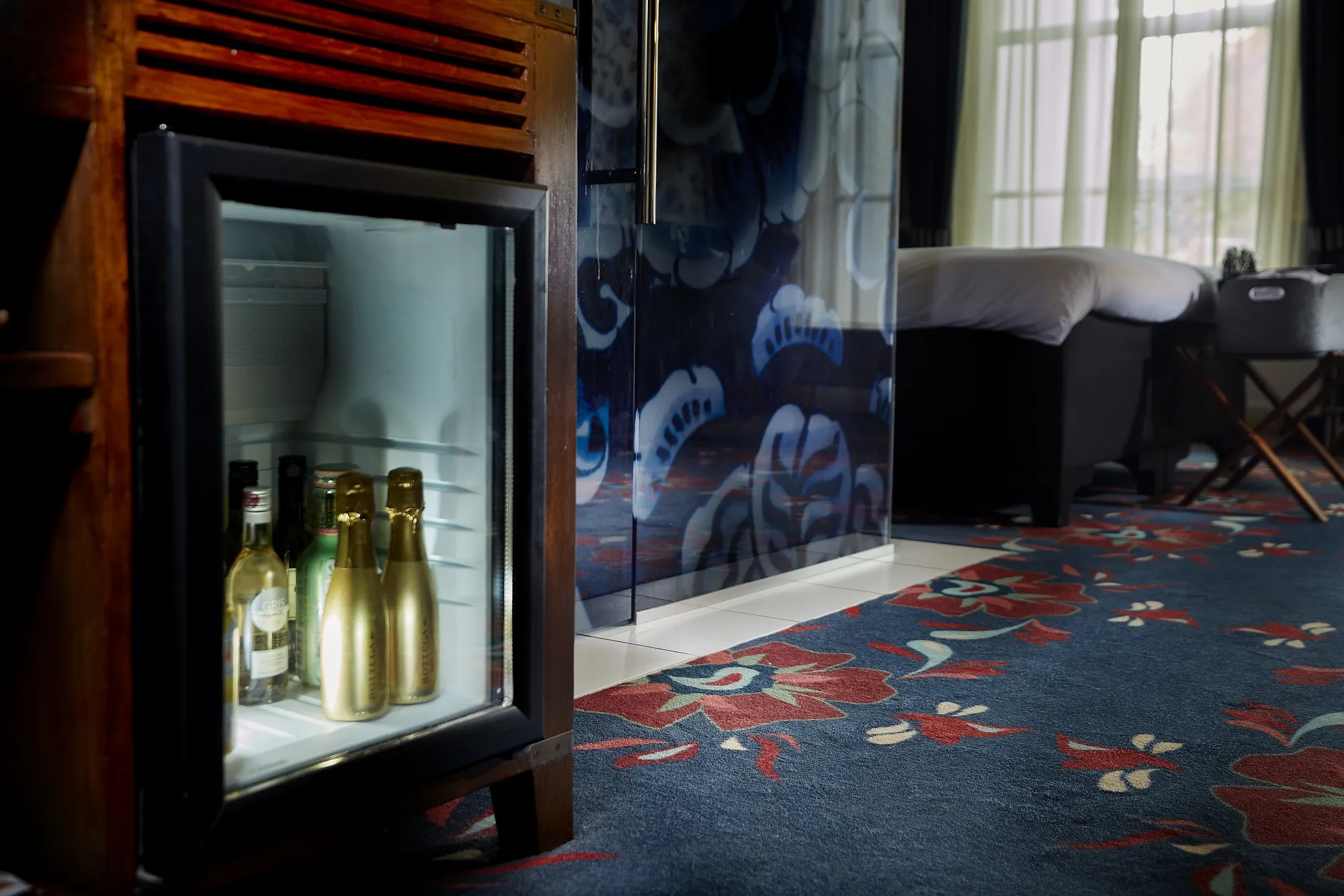 Carlton Ambassador Residence Room minibar met prosecco
