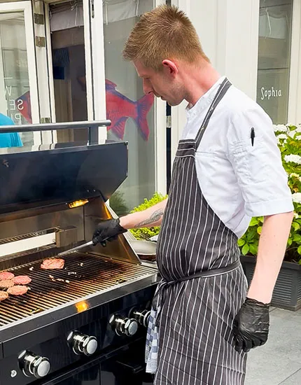 Geniet op het terras van Restaurant Sophia van Sophia's Summer BBQ tijdens je verblijf bij Carlton Ambassador in Den Haag