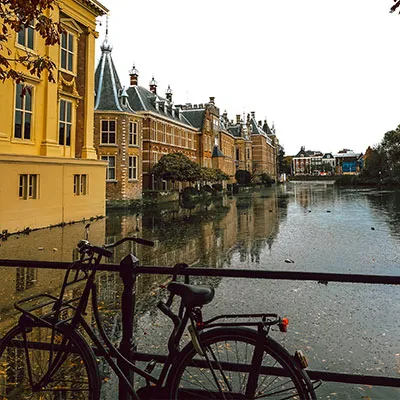 A bicycle by the Hofvijver in autumn