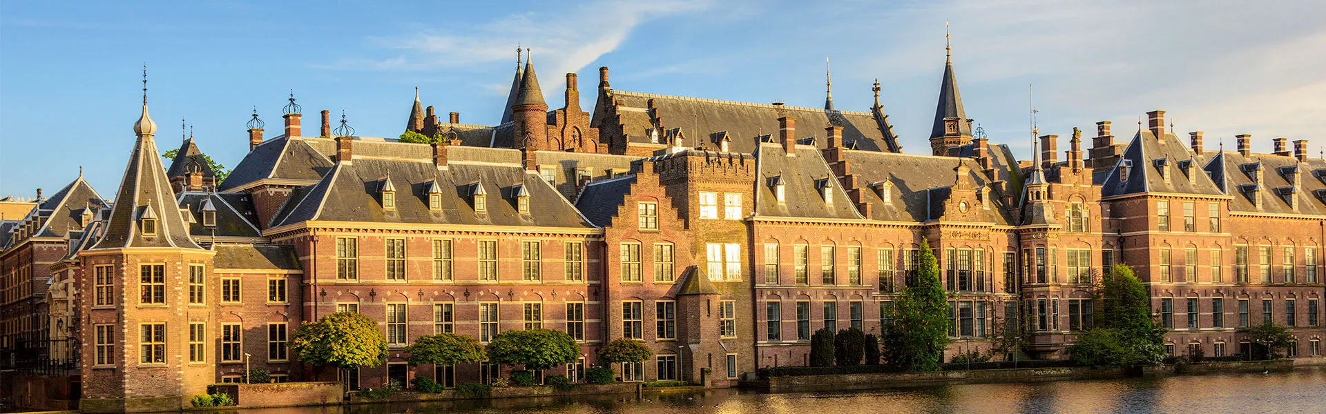 Bezoek het centrum van Den Haag en ontspan daarna met een luxe verblijf bij Carlton Ambassador, een boutique hotel in de ambassadewijk