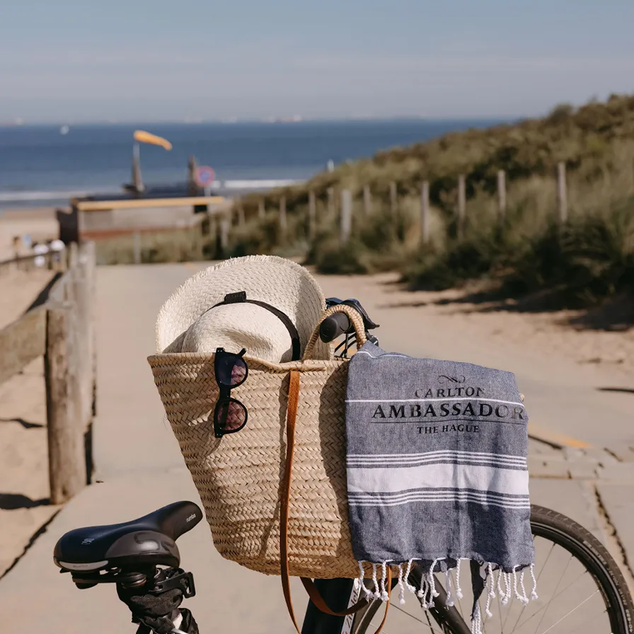 Carlton Ambassador fiets met strandtas op het strand