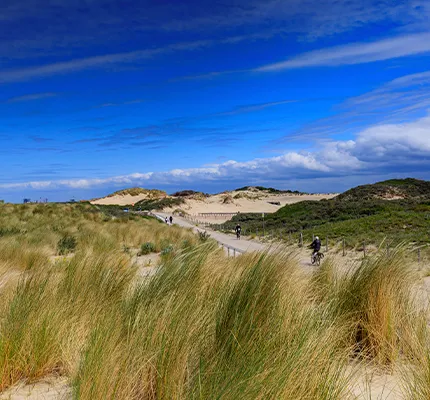 Ontdek de prachtige kustlijn en duinen van Den Haag te voet of per fiets