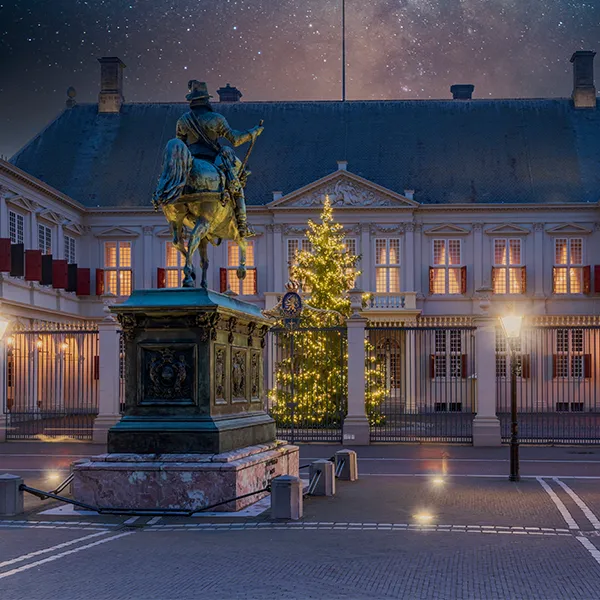 Paleis Noordeinde versierd met kerstdecoratie