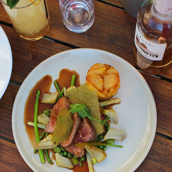 Plat principal bij Restaurant Sophia buiten op het terras