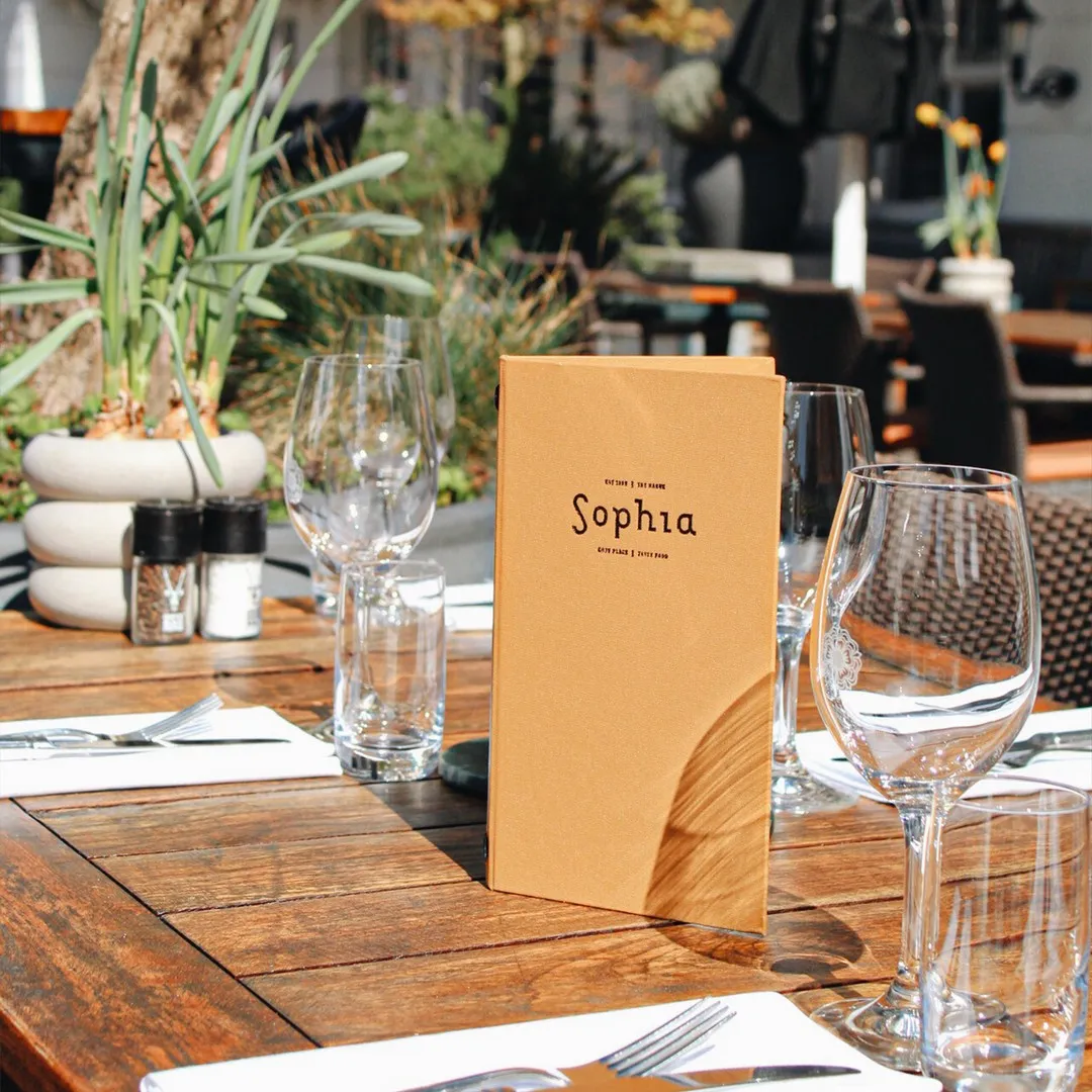 Gedekte tafel op het terras van Restaurant Sophia