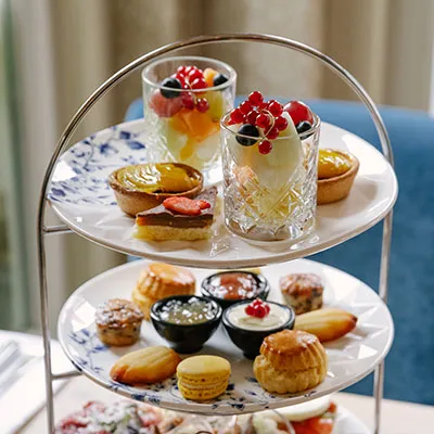 High Tea geserveerd aan tafel in Restaurant Sophia Den Haag